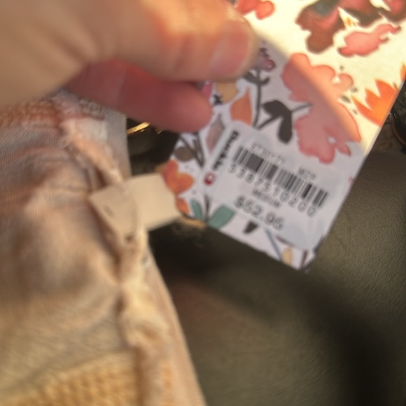 Buckle gimmicks handkerchief top - Picture 3 of 3